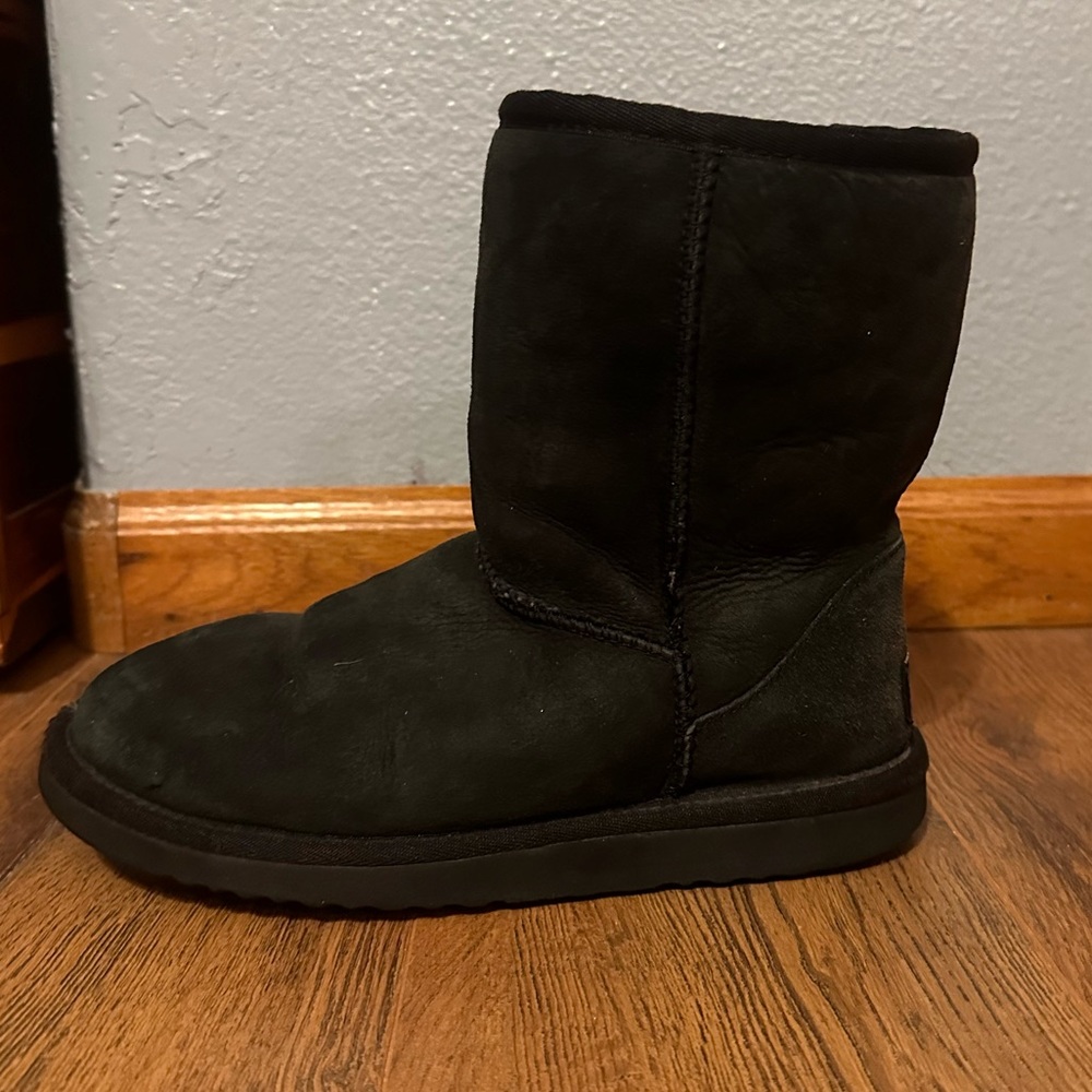 Black short uggs size 6 well loved